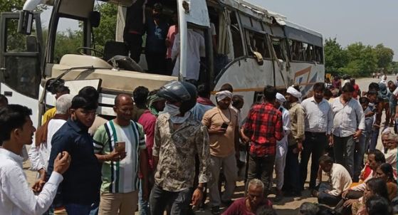 भीषण हादसा: बेकाबू होकर पलटी टूरिस्ट बस, मची चीख- पुकार,2 महिलाओं की मौत,35 लोग घायल