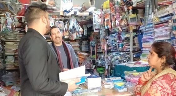 कालाढूंगी- एसडीएम ने किताबों की दुकान में मारा छापा, मनमाने दामों पर बिकती मिलीं ड्रेस