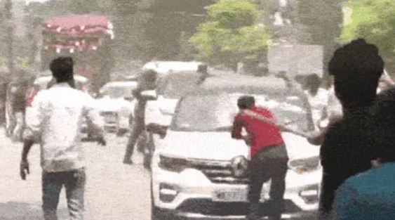 झड़प: कारें तोड़ी, पत्थर फेंका, जमकर भांजी लाठियां, बंगाल में मतदान के बीच नाओदा में बवाल