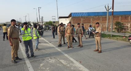 3 महिलाओं की मौत: बस का इंतजार कर रही थीं सभी, डिवाइडर तोड़ काल बनकर आई कार और ले गई जान, दो घायल