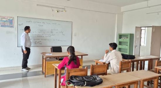 UP में एक सरकारी स्कूल ऐसा भी, शिक्षक 10 और छात्र पढ़ रहे केवल 19…