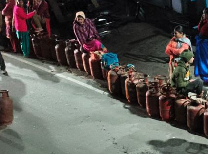 टिहरी- घनसाली में गैस सिलिंडर के लिए आधी रात एजेंसी के बाहर उमड़ी भीड़
