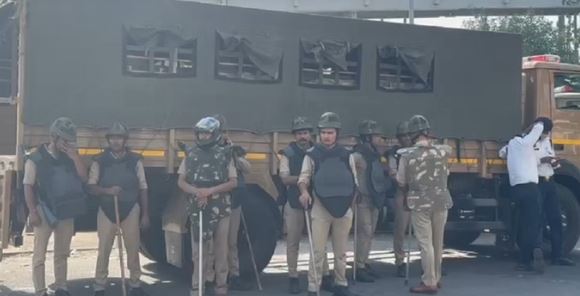 Noida- फेज 2 में स्थिति सामान्य, नोएडा में भारी पुलिस बल तैनात, कंपनियों को किया गया बंद