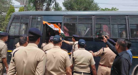 उत्तराखंड विधानसभा- महिला आरक्षण के मुद्दे पर गरमाया सदन, बाहर प्रदर्शन, कई कांग्रेस नेता गिरफ्तार