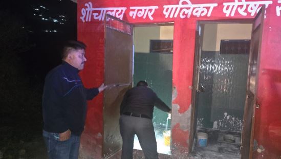 रुद्रप्रयाग- चारधाम यात्रा से पहले देर रात अधिकारियों का एक्शन, ओवररेटिंग, अवैध गैस सिलिंडर पर की कार्रवाई