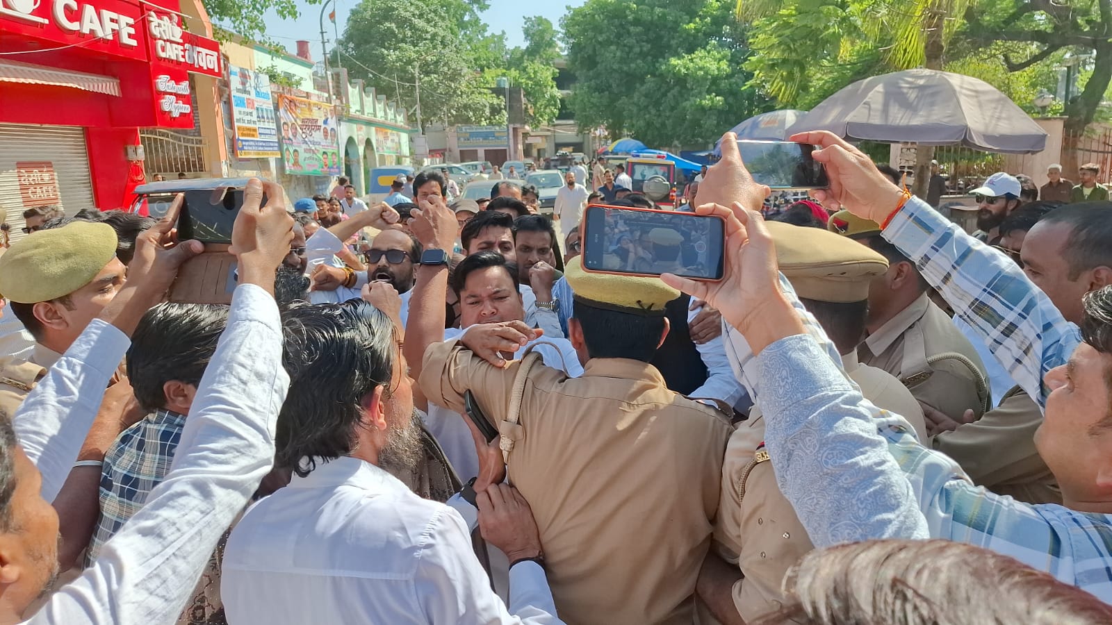 शाहजहांपुर में कांग्रेस कार्यकर्ताओं और पुलिस के बीच झड़प, पुतला फूंकने को लेकर हंगामा