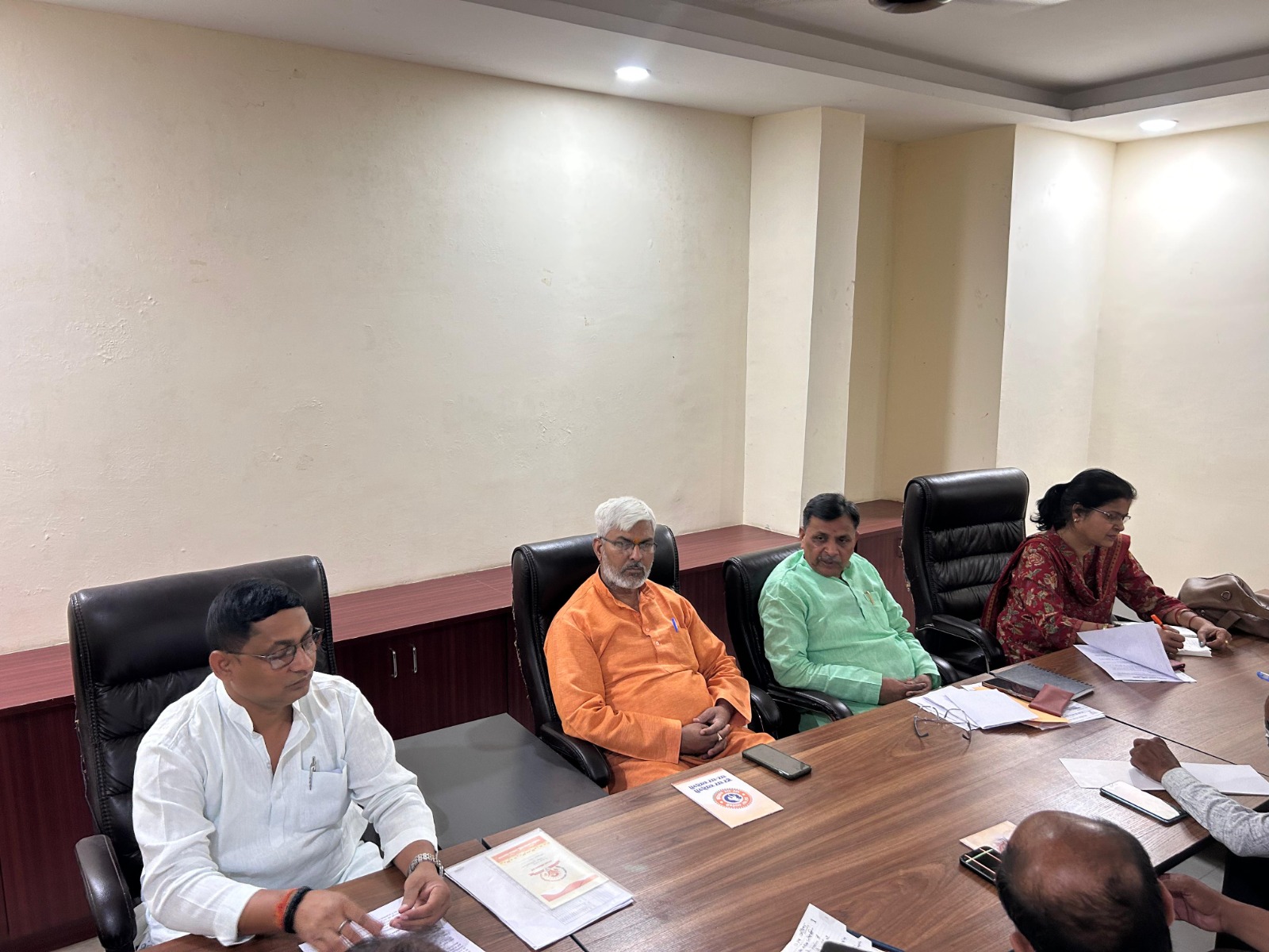 अयोध्या- गुलाबबाड़ी परिसर में चला स्वच्छता अभियान, विधायक व महानगर अध्यक्ष ने किया जनसंपर्क