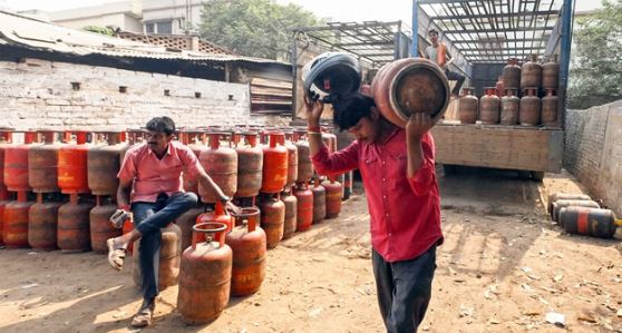 गैस संकट के बीच सरकार सख्त: पीएनजी ग्राहकों को छोड़ना होगा एलपीजी कनेक्शन, दोहरे कनेक्शन वालों की हो रही पहचान