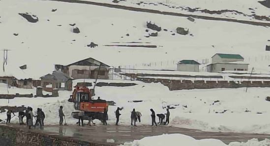 रुद्रप्रयाग- बर्फ की मोटी चादर से ढका केदारनाथ धाम, 22 अप्रैल को खुलने हैं कपाट