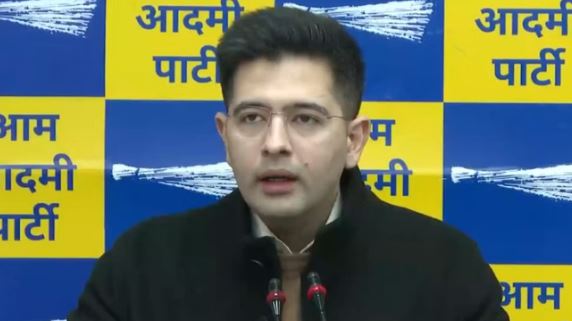 आप का संकट:- राघव चड्ढा के बयान से उठा पार्टी में तूफान, अपने ही नेताओं के निशाने पर