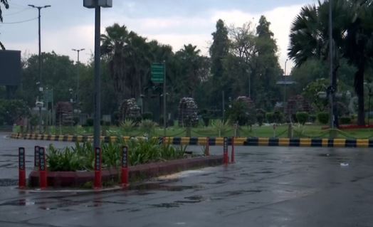 Rain: दिल्ली के कुछ हिस्सों में जोरदार बारिश, नोएडा में भी बारिश, हल्की हवाओं से बदला मौसम