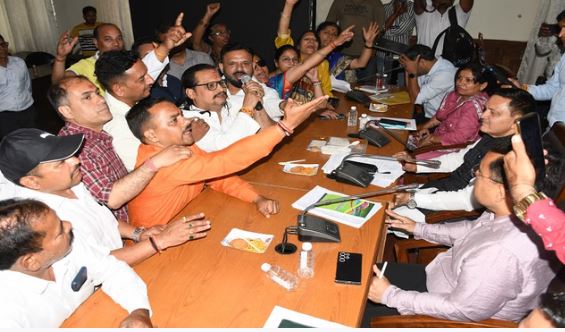 हल्द्वानी- नगर निगम की बोर्ड बैठक में गैस की किल्लत पर फूटा पार्षदों का गुस्सा, इंडेन पर कालाबाजारी का आरोप