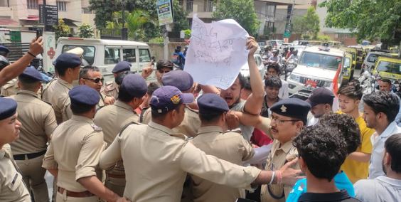 देहरादून: रोमियो लेन बार प्रकरण, एनएसयूआई का पुलिस हेडक्वार्टर के बाहर प्रदर्शन, आईजी गोबैक के नारे लगाए