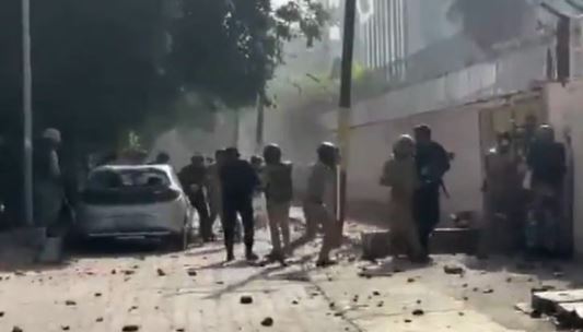 नोएडा- सैलरी बढ़ाने की मांग को लेकर कर्मचारी उग्र,पुलिस पर पथराव; गाड़ियों में लगाई आग