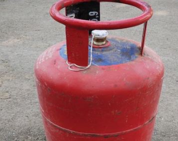 दिल्ली- छोटे सिलिंडर की किल्लत, जोरों पर अवैध रीफिलिंग का धंधा,बुकिंग के बाद भी इंतजार