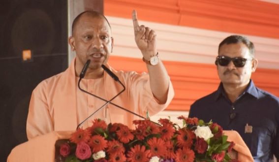 बंगाल में गरजे CM योगी:- ‘दीदी सड़कों पर नमाज पढ़वाती हैं, हिंदू त्योहारों पर पाबंदी’, ममता पर तुष्टीकरण का आरोप