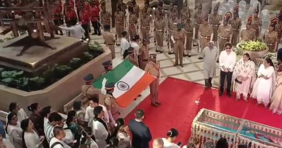 आशा भोसले- पंचतत्व में विलीन हुई आशा भोसले,अंतिम विदाई देने पहुंचे कई सेलेब्स 