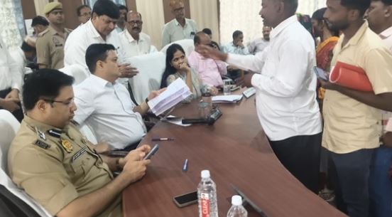 अयोध्या- रिश्वत वो भी पेड़ा, गुझिया और सेब, DM ने दिए जांच के आदेश