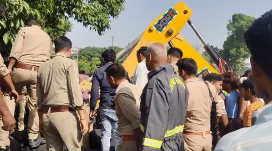 Accident: कोयले से लदा कंटेनर पलटा, मलबे में दबकर कई लोगों के अंग-भंग, 2 शव मिले, राहत कार्य जारी
