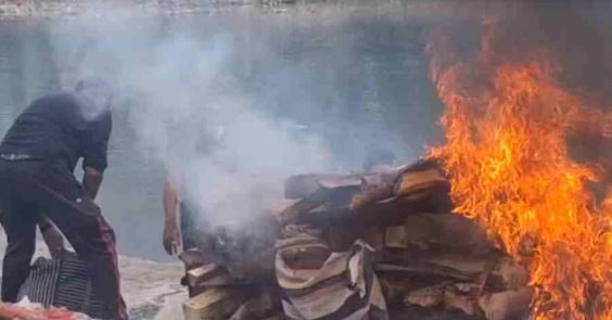 19 साल की बेटी की चिता के लिए नसीब नहीं हुई सूखी लकड़ी, डीजल और टायर से जलाया