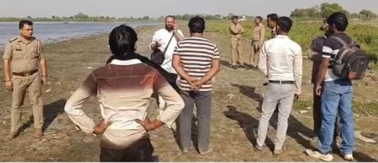 उत्तरप्रदेश से बड़ी खबर- यमुना नदी में नाव पलटने से 10 लोगों की मौत,यमुना में पांटून पुल से टकराई नाव, 25 लोग थे सवार, बचाव दल ने 15 को बचाया