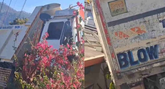 चमोली: कर्णप्रयाग की ओर जा रहा डंपर हुआ हादसे का शिकार, बदरीनाथ हाईवे के पास अनियंत्रित होकर मकान की छत पर पलटा