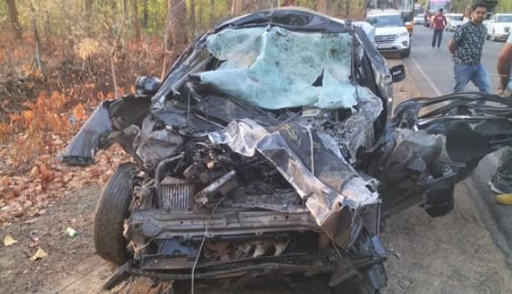 छत्तीसगढ़- पांच की मौत: ट्रक-कार की टक्कर में पति-पत्नी और बेटे की गई जान