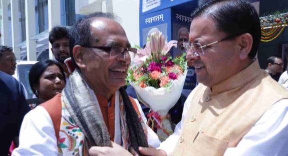 देहरादून: केंद्रीय मंत्री शिवराज सिंह चौहान से मिले CM धामी, पुस्तक के लोकार्पण कार्यक्रम में हुए शामिल