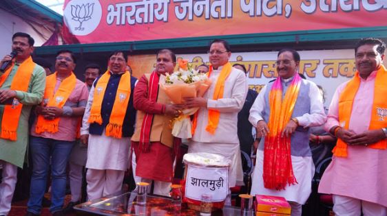 Result: 3 राज्यों में BJP की जीत का उत्तराखंड में जश्न, BJP कार्यालय पहुंचे CM, खाई झालमुड़ी