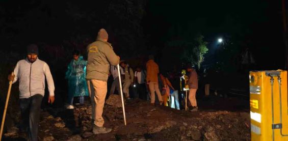 केदारनाथ यात्रा- सोनप्रयाग-गौरीकुंड मार्ग पर भूस्खलन, रातभर चला रेस्क्यू अभियान, फंसे हजारों श्रद्धालु निकाले