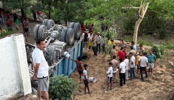 ऋषिकेश: भद्रकाली के पास भयावह हादसा, ट्रक दुर्घटनाग्रस्त, झोपड़ी में रह रही महिला पर गिरे डिवाइडर, 2 मौतें