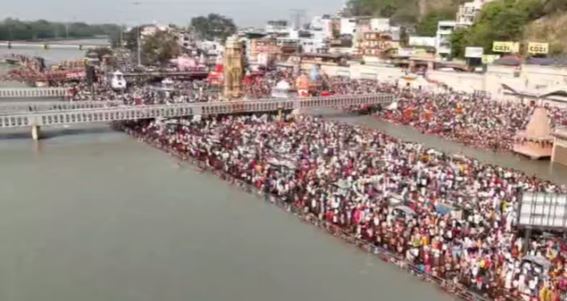 हरिद्वार: गंगा दशहरा- हरकी पैड़ी पर आस्था की डुबकी लगा रहे श्रद्धालु, दस पापों का नाश करता है आज किया स्नान