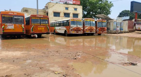अयोध्या- बारिश के पानी से बस अड्डा परिसर में जलभराव, यात्री परेशान