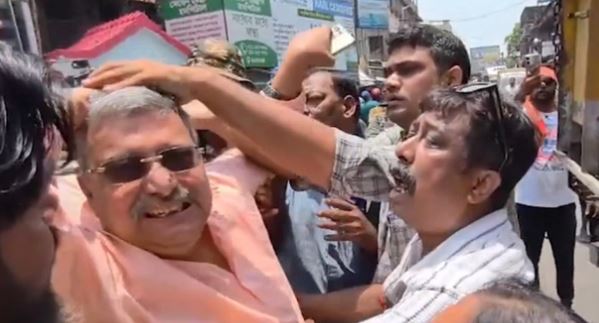 हुगली में टीएमसी नेता कल्‍याण बनर्जी पर हमला, सिर पर चोट लगने के बाद सड़क पर गिरे