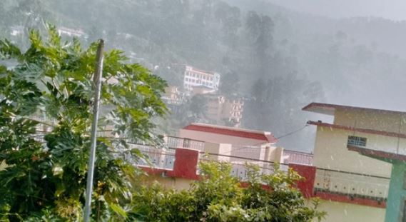 देहरादून- बारिश के बाद तेज आंधी तूफान, मुंबई से आ रही फ्लाइट हुई डाइवर्ट