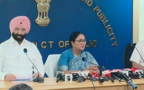 दिल्लीवालों को रेखा सरकार का तोहफा: अब 1.20 लाख आय वाले भी बनवा सकेंगे राशन कार्ड, 7.71 लाख अपात्र नाम हटे