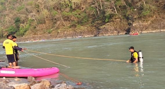 ऋषिकेश- शिवपुरी नमामि गंगे घाट पर स्नान के दौरान डूबा राजस्थान का युवक, एसडीआरएफ का सर्च अभियान जारी