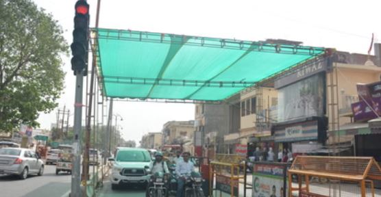अयोध्या- नौतपा की तपिश में राहत के लिया चौराहों पर लग रहे अस्थायी शेड
