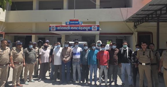 देहरादून- पुलिस ने अपार्टमेंट में मारा छापा,नजारा देख टीम रह गई हैरान, 18 लोग गिरफ्तार