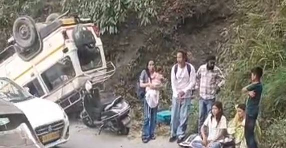 Accident: हल्द्वानी-भीमताल मोटर मार्ग पर सलड़ी के पास मैक्स वाहन अनियंत्रित होकर पलटा, 3 यात्री घायल