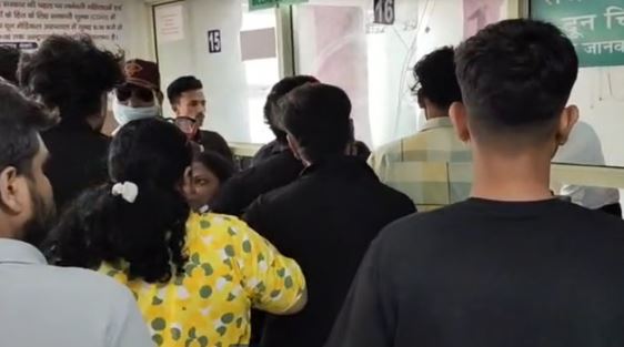 देहरादून: दून अस्पताल की इमरजेंसी में तोड़फोड़- पंजीकरण काउंटर का शीशा टूटा, पर्चा न बनाने का आरोप, हुआ हंगामा