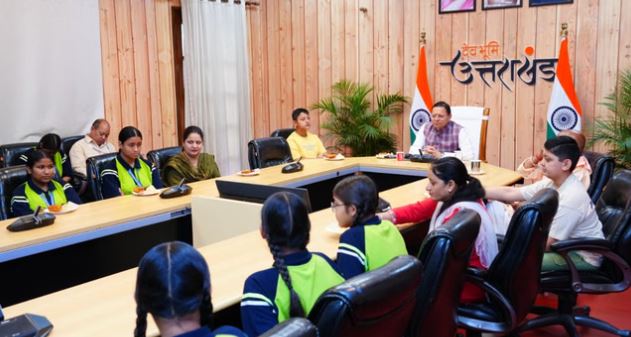 मन की बात: CM धामी ने बालिकाओं के साथ सुनी पीएम मोदी के मन की बात, फिर किया छात्राओं से संवाद