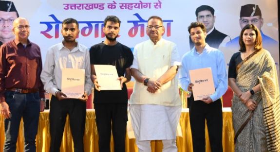 देहरादून में रोजगार मेला: सैनिक कल्याण मंत्री गणेश जोशी ने छात्रों को दिए नियुक्त पत्र, 195 को मिला रोजगार