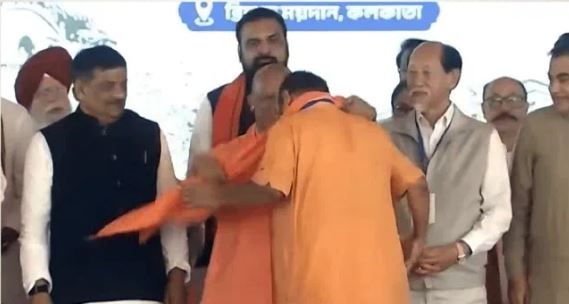 बंगाल- NDA ने दिखाई ताकत: मंच पर 30+ नेता, PM ने शुभेंदु की पीठ थपथपाई, योगी ने भगवा अंगवस्त्र पहनाया