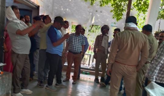 Road Accident: डंपर और वैन की जोरदार भिड़ंत, एक महिला समेत 4 की मौत, एक की हालत गंभीर, कानपुर रेफर