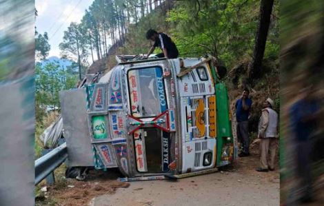 Tehri- सीमेंट से भरा ट्रक अनियंत्रित होकर पलटा, यातायात बाधित, वाहनों को दूसरी ओर से भेजा जा रहा