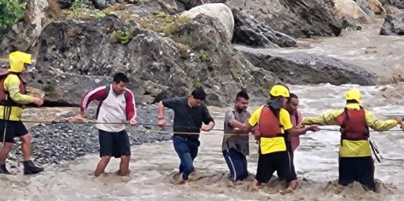  देहरादून- तेज बारिश से सहस्रधारा में बाढ़ जैसे हालात, गुच्चूपानी में फंसे सात पर्यटक, एसडीआरएफ ने किया रेस्क्यू