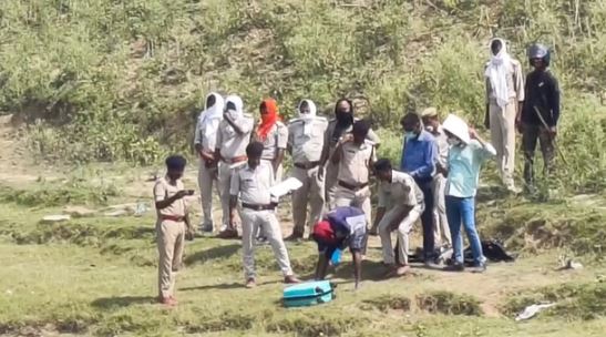 Bihar- नदी किनारे पड़े सूटकेसों में मिले कटे हुए शवों के टुकड़े, इलाके में सनसनी, मौके पर पुलिस