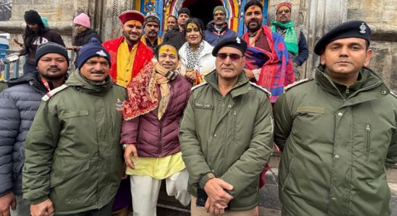 केदारनाथ धाम- कैलाश खेर पहुंचे केदारनाथ धाम, विधिवत पूजा-अर्चना कर बाबा का लिया आशीर्वाद
