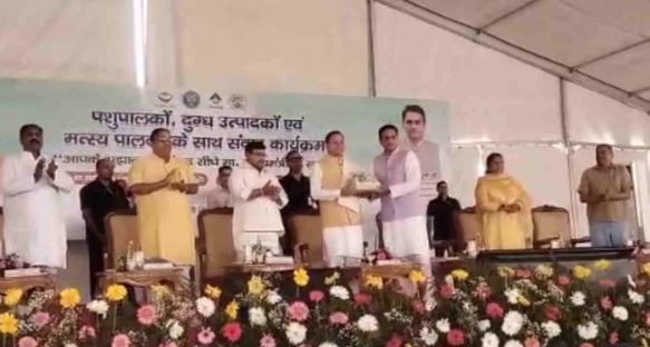 देहरादून: पशुपालकों, दुग्ध उत्पादकों के साथ संवाद कार्यक्रम का आयोजन, मुख्यमंत्री धामी पहुंचे